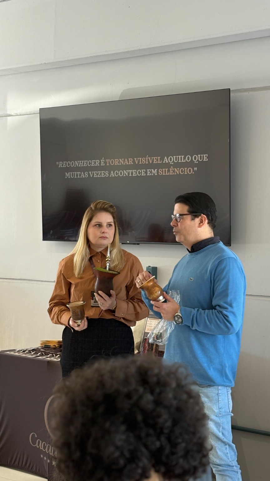 Roberto e uma participante durante a roda de mate