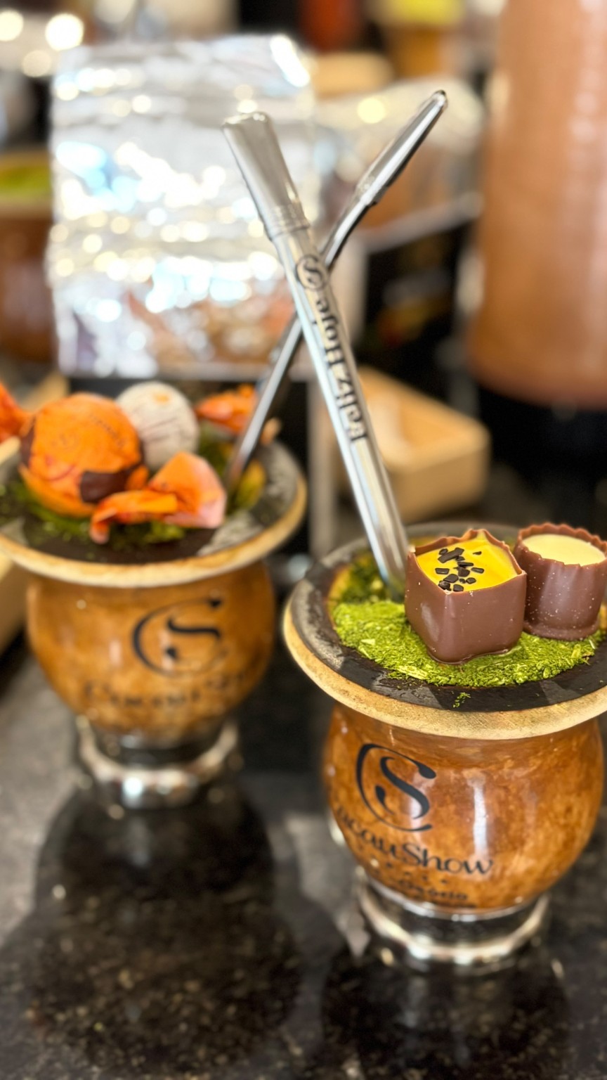 Cuias de chimarrão com os chocolates da Cacau Show preparados para a experiência