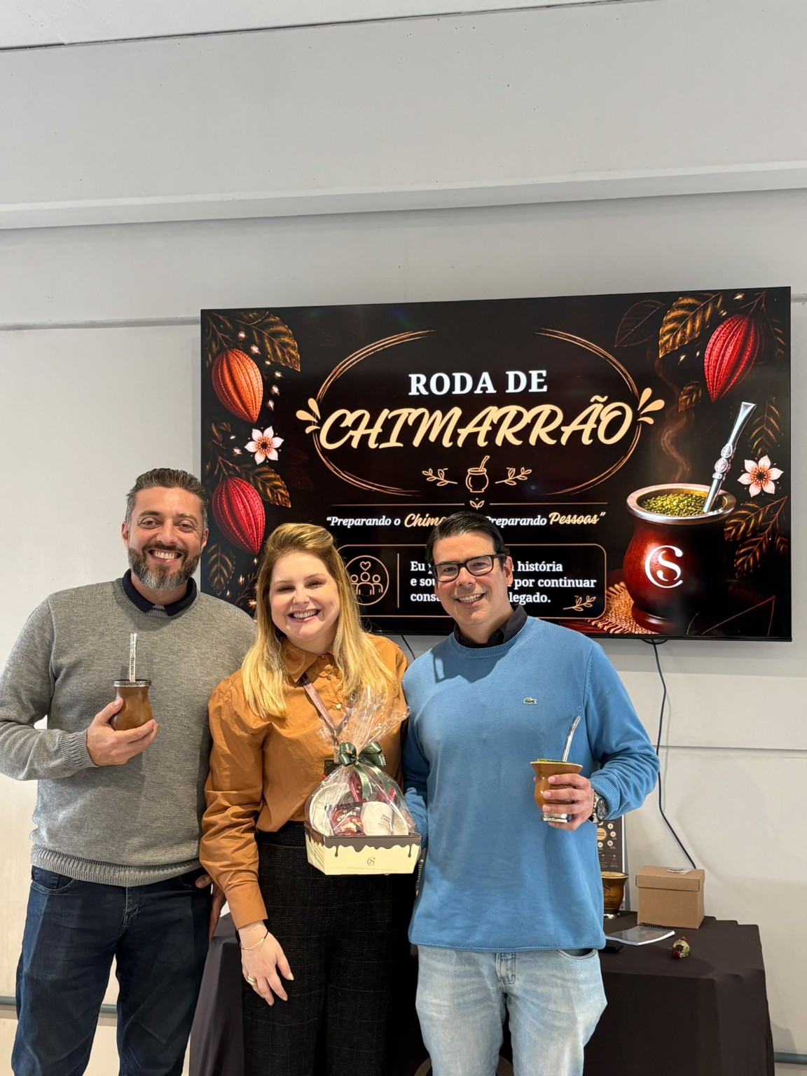 Organizadores da experiência em Torres com cuias de chimarrão
