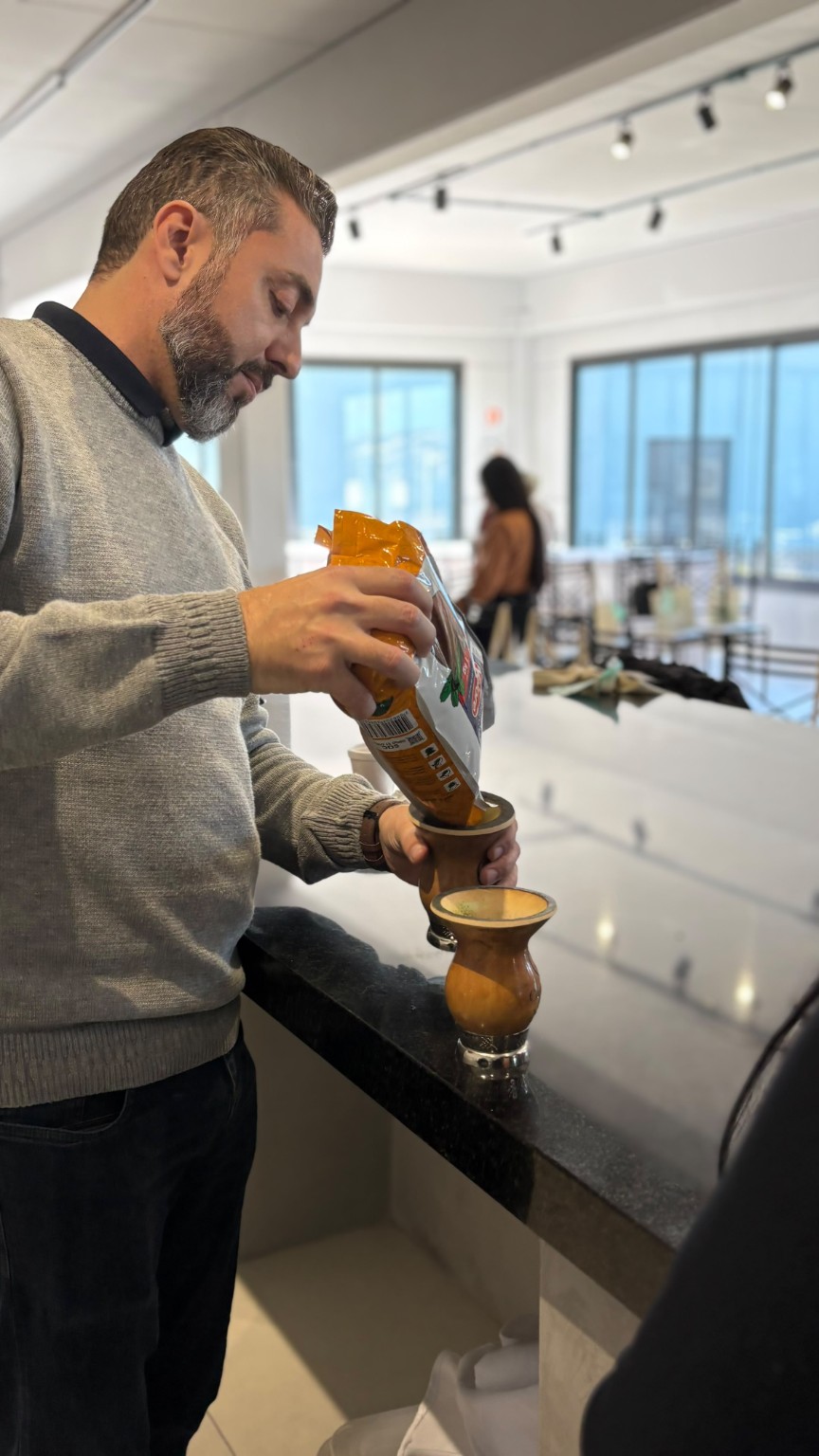 Genaro preparando o chimarrão no encontro